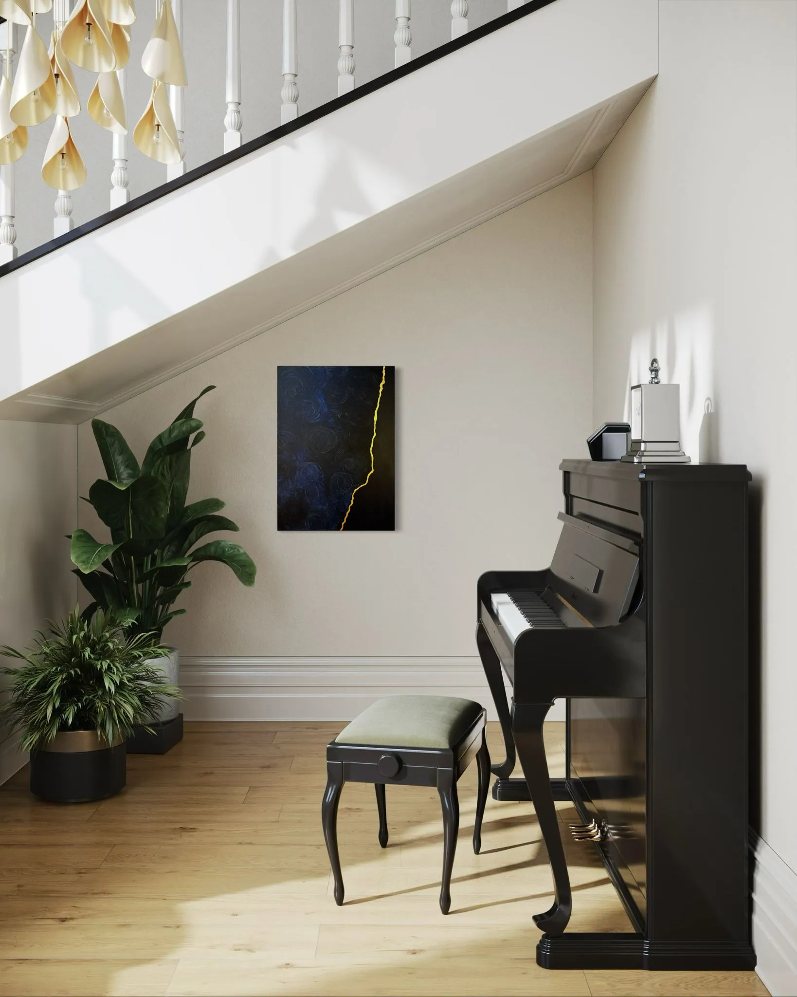 Mörkblått verk med en gyllene spricka, i en ljus hall under en trappa bredvid ett svart piano och en grön växt.